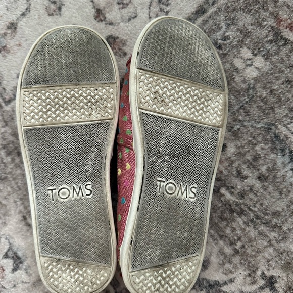 TOMS Kids Pink Sneakers with Colorful Hearts - Picture 5 of 5